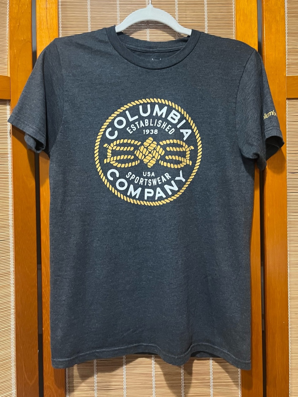 Columbia dark gray tee, size M